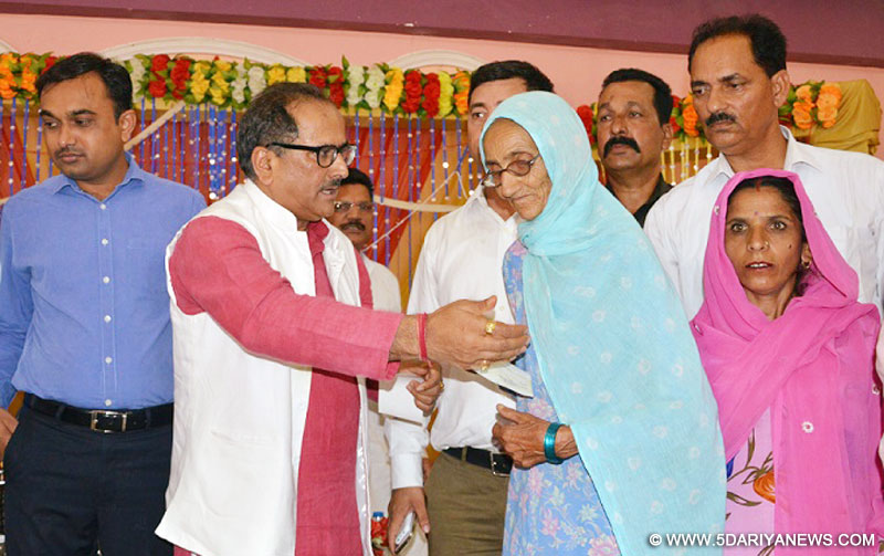 	Dy CM distributes cheque under Special Central Assistance at Dayala Chak