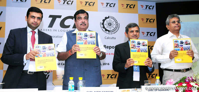 Nitin Gadkari launching the 3rd Edition of TCI – IIM study of the Operational Efficiency of Freight Transportation by Road, in New Delhi on June 07, 2016.