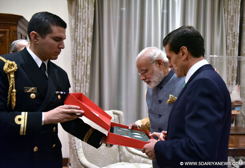 The Prime Minister, Shri Narendra Modi exchanging the gifts with the President of Mexico, Mr. Enrique Peaa Nieto, at the official residence of Los Pinos, in Mexico on June 08, 2016.