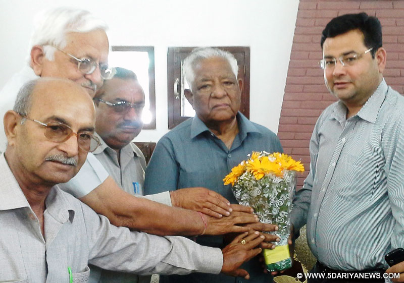 Dr. Anshu Kataria, Chairman, Aryans Group (Right) presenting the bouquet to Sh. Bhagat Chunni Lal.