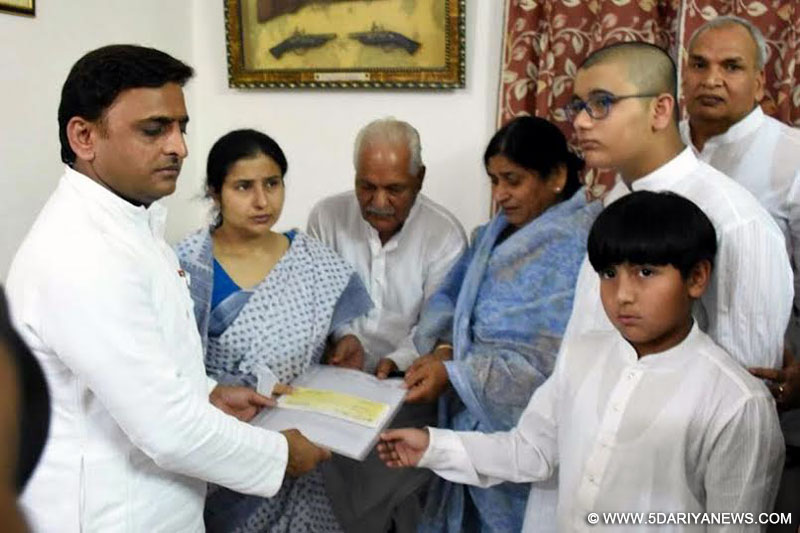 Uttar Pradesh chief minister Akhilesh Yadav at the residence of deceased SP city Mukul Dwivedi with family members.