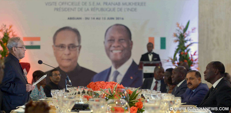 The President, Shri Pranab Mukherjee addressing at the banquet hosted in his honour by the President of the Republic of Cote d’Ivoire, Mr. Alassane Ouattara at Presidential Palace, in Abidjan on June 14, 2016. The Minister of State for Development of North Eastern Region (I/C), Youth Affairs and Sports (I/C), Prime Minister’s Office, Personnel, Public Grievances & Pensions, Atomic Energy and Space, Dr. Jitendra Singh is also seen.