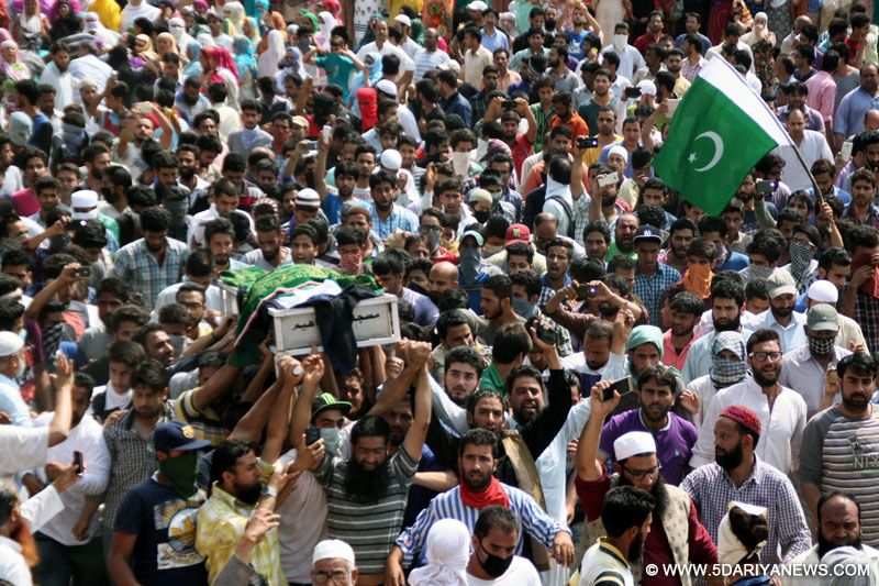 People in large numbers carry the coffin of Tanvir Ahmed Sheikh, who was killed by security force in Kud town of Udhampur district during his funeral procession in Srinagar, on June 15, 2016. 