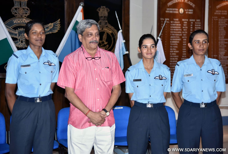 Union Defence Minister Manohar Parrikar with Flying Officers Avani Chaturvedi, Bhawana Kanth and Mohana Singh who were commissioned as India