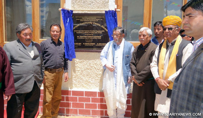 The Minister of State for Textiles (Independent Charge), Shri Santosh Kumar Gangwar dedicating the Solarised Community Centre to the nomads (wool growers), at Korzok (Changthang) district Leh, in Jammu and Kashmir