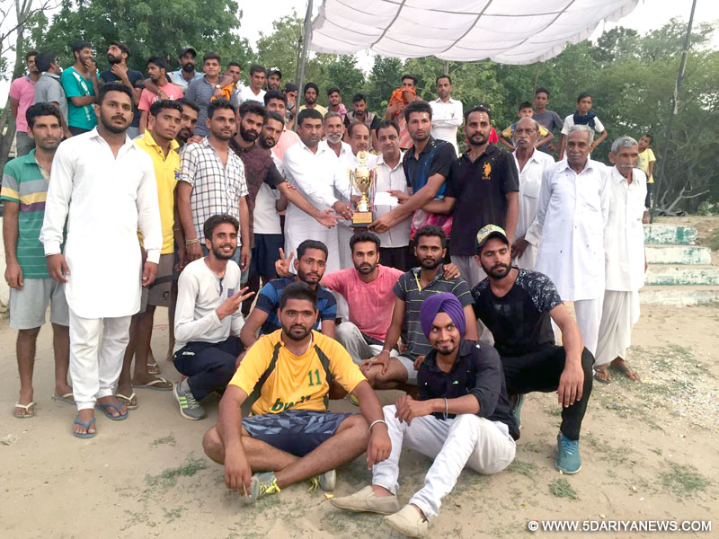 ਪਿੰਡ ਚੂਹੜ੍ਹਪੁਰ ਦੇ ਕ੍ਰਿਕਟ ਟੂਰਨਾਮੈਟ ਵਿੱਚ ਜੈਤੂ ਟੀਮਾਂ ਨੂੰ ਇਨਾਮ ਵੰਡਦੇ ਹੋਏ ਜਸਵਿੰਦਰ ਕੁਮਾਰ ਵਿੱਕੀ ਨਾਲ ਕਲੱਬ ਮੂਬਰ ਮੋਹਤਵਾਰ ਆਗੂ।        