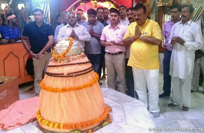 Chander Parkash Ganga pays obeisance at Baba Sidh Goria shrine