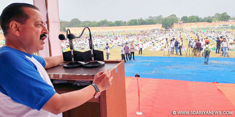 Dr. Jitendra Singh addressing the gathering on the occasion of the 2nd International Day of Yoga – 2016, at M.A. Stadium, Jammu on June 21, 2016.