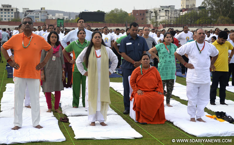 The Union Minister for Water Resources, River Development and Ganga Rejuvenation, Sushri Uma Bharti and the Chief Minister of Rajasthan, Smt. Vasundhara Raje Scindia performing Yoga along with other participants, on the occasion of the 2nd International Day of Yoga – 2016, in Jaipur on June 21, 2016. 