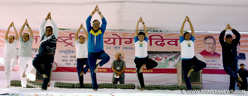  बिजली, कोयला और नवीन तथा नवीकरणीय ऊर्जा राज्य मंत्री (स्वतंत्र प्रभार) श्री पीयूष गोयल 21 जून, 2016 को रायपुर में दूसरे अंतर्राष्ट्रीय योग दिवस के अवसर पर आयोजित योग कार्यक्रम में छत्तीसगढ़ के मुख्यमंत्री डॉ रमन सिंह के साथ योग करते हुए।  केजे, पसूका, हिंदी इकाई  The Minister of State (Independent Charge) for Power, Coal and New and Renewable Energy, Shri Piyush Goyal performing yoga along with the Chief Minister of Chhattisgarh, Dr. Raman Singh, on the occasion of the 2nd International Day of 