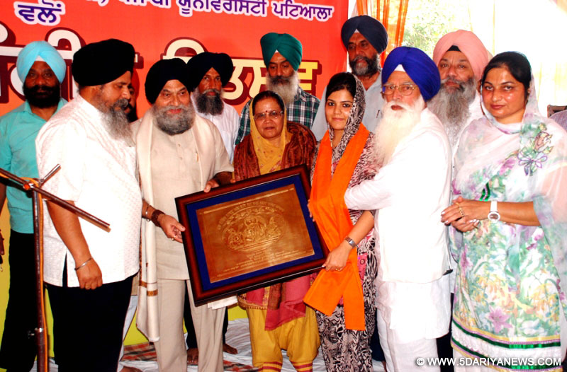 ਆਪਣੇ ਉਪਰਾਲਿਆਂ ਸਦਕਾ ਗੁਰਮਤਿ ਸੰਗੀਤ ਨੂੰ ਬੁਲੰਦੀਆਂ ਤੇ ਪਹੁੰਚਾਉਣ ਵਾਲੇ ਪੰਜਾਬੀ ਯੂਨੀਵਰਸਿਟੀ ਦੇ ਵਾਈਸ ਚਾਂਸਲਰ ਡਾ.ਜਸਪਾਲ ਸਿੰਘ ਨੂੰ ਸਨਮਾਨਿਤ ਕਰਦੇ ਹੋਏ ਡਾ. ਗੁਰਨਾਮ ਸਿੰਘ ਅਤੇ ਹੋਰ ਸਖਸ਼ੀਅਤਾਂ।