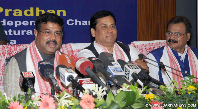 The Minister of State for Petroleum and Natural Gas (Independent Charge), Shri Dharmendra Pradhan addressing a press conference, in Guwahati on June 24, 2016. The Chief Minister of Assam, Shri Sarbananda Sonowal and the Industry Minister of Assam, Shri Chandra Mohan Patwary are also seen.