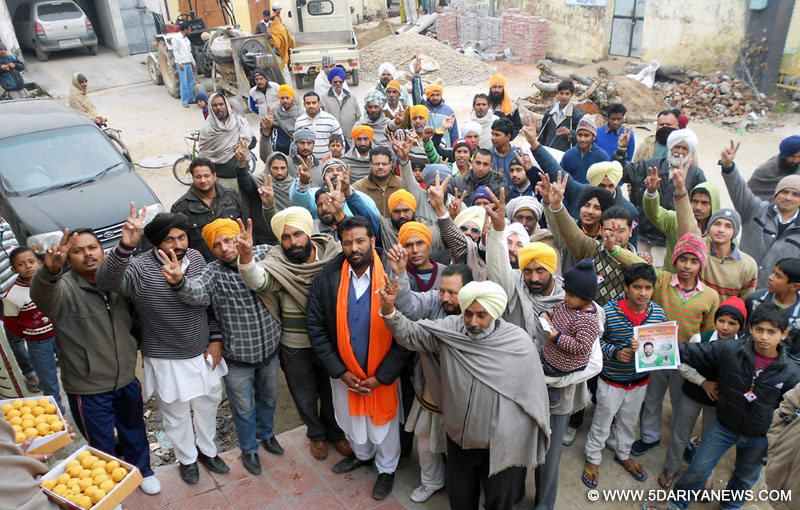 ਪਿੰਡ ਖਾਨਪੁਰ ਵਿਖੇ ਮੁਕਤੀ ਮੋਰਚਾ ਖਰੜ ਦੇ ਉਮੀਦਵਾਰ ਕਮਲ ਕਿਸੋਰ ਸ਼ਰਮਾ ਮੀਟਿੰਗ ਦੌਰਾਨ ਆਪਣੇ ਸਮਰੱਥਕਾਂ ਨਾਲ।