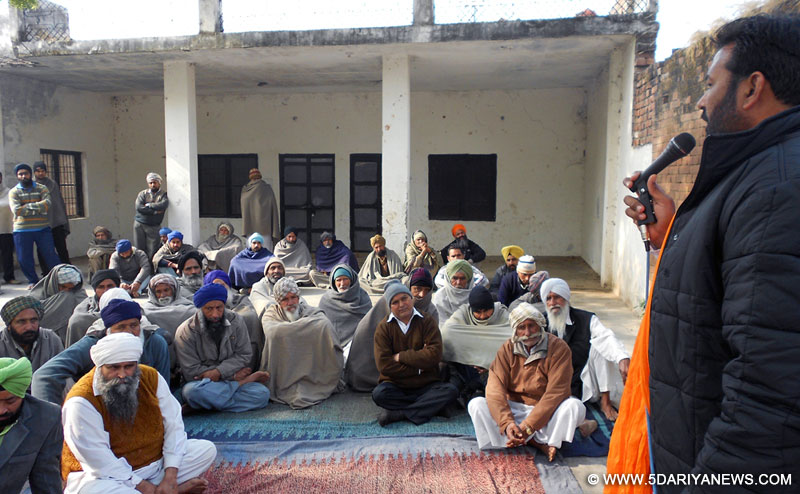 ਪਿੰਡ ਮੀਆਂਪੁਰ ਵਿਖੇ ਮੀਟਿੰਗ ਨੂੰ ਸੰਬੋਧਨ ਕਰਦੇ ਹੋਏ ਮੋਰਚੇ ਦੇ ਉਮੀਦਵਾਰ ਕਮਲ ਕਿਸੋਰ ਸ਼ਰਮਾ।