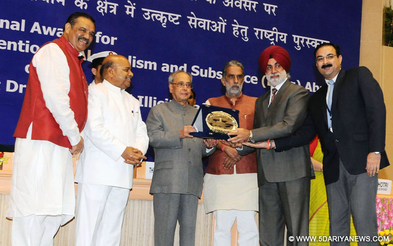 The President, Shri Pranab Mukherjee presented the National Awards for Outstanding Services in the field of Prevention of Alcholism, Substance (Drug) Abuse, on the occasion of the International Day against Drug Abuse and Illicit Trafficking, in New Delhi on June 26, 2016. The Union Minister for Social Justice and Empowerment, Shri Thaawar Chand Gehlot, the Ministers of State for Social Justice & Empowerment, Shri Vijay Sampla and Shri Krishan Pal and the Secretary, Ministry of Social Justice and