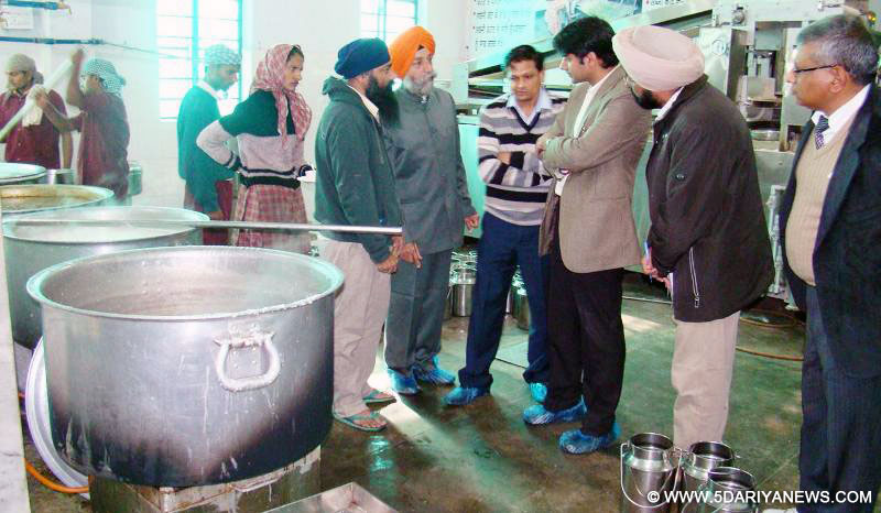 ਡਿਪਟੀ ਕਮਿਸ਼ਨਰ ਸ੍ਰੀ ਵਰੁਣ ਰੂਜ਼ਮ ਸੱਤਰੀ ਸ਼ਕਤੀ ਮੁੰਬਈ (ਸਾਖਾ ਮੁਹਾਲੀ) ਇੰਡਸਟਰੀਅਲ ਏਰੀਆ ਫੇਜ਼-9 ਵਿਖੇ ਮਿੱਡ-ਡੇ-ਸਕੀਮ ਅਧੀਨ ਸਕੂਲੀ ਬੱਚਿਆਂ ਲਈ ਤਿਆਰ ਕੀਤੇ ਜਾ ਰਹੇ ਖਾਣੇ ਦਾ ਜਾਇਜਾ ਲੈਂਦੇ ਹੋਏ। ਉਹਨਾਂ ਨਾਲ ਵਧੀਕ ਡਿਪਟੀ ਕਮਿਸ਼ਨਰ (ਵਿਕਾਸ) ਸ੍ਰੀ ਪ੍ਰਵੀਨ ਕੁਮਾਰ ਥਿੰਦ ਵੀ ਦਿਖਾਈ ਦੇ ਰਹੇ ਹਨ।