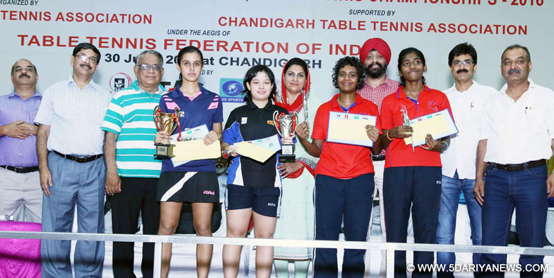 	नैना चौटाला ने टेबल टेनिस विजेता खिलाडिय़ों को ट्रॉफी प्रदान की