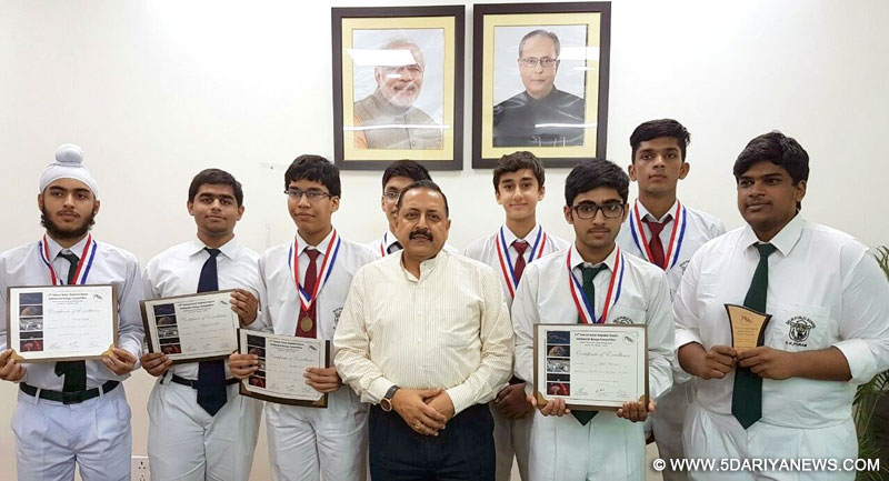 Dr. Jitendra Singh with the Indian students selected for NASA, USA "International Space Competition", in New Delhi on June 29, 2016.