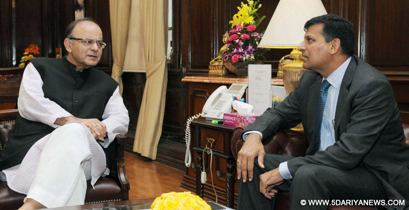 Raghuram Rajan meets Arun Jaitley, talks on RBI monetary policy panel