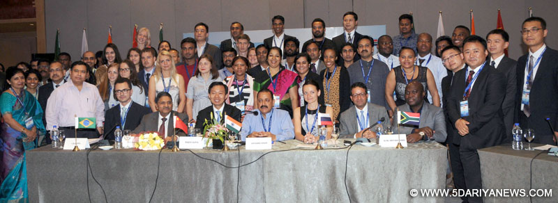 Dr. Jitendra Singh with the delegates of the BRICS nations, at the opening session of the 3-day BRICS Youth Summit 2016, at Guwahati on July 01, 2016. 