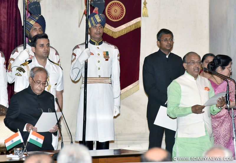 The President, Shri Pranab Mukherjee administering the oath as Minister of State to Shri Vijay Goel, at a Swearing-in Ceremony, at Rashtrapati Bhavan, in New Delhi on July 05, 2016.