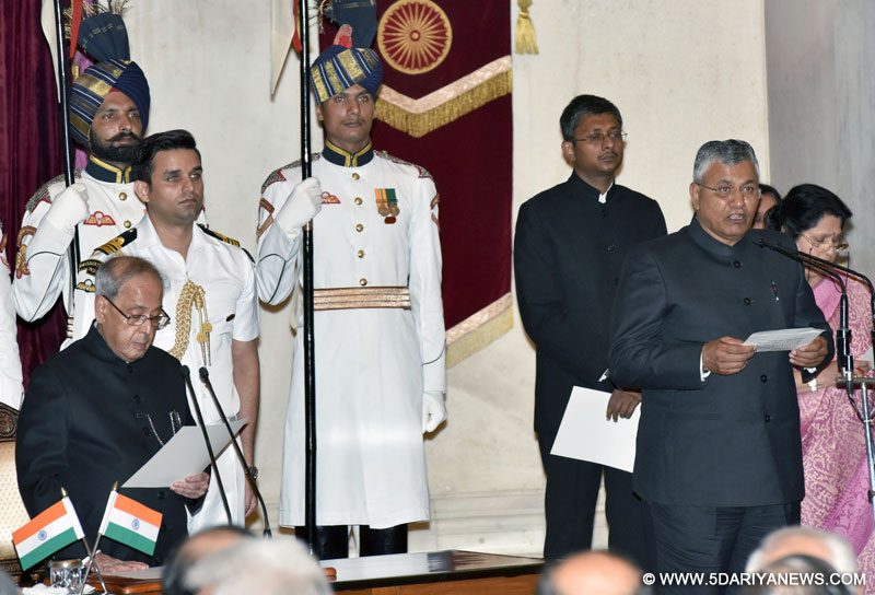 राष्ट्रपति श्री प्रणब मुखर्जी 05 जुलाई, 2016 को राष्ट्रपति भवन, नई दिल्ली में आयोजित शपथ ग्रहण समारोह के दौरान श्री पी.पी. चौधरी को राज्य मंत्री के रूप में शपथ दिलाते हुए। 
