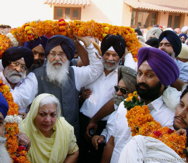 ਪਟਿਆਲਾ ਵਿਖੇ ਮੁੱਖ ਮੰਤਰੀ ਪੰਜਾਬ ਪਰਕਾਸ਼ ਸਿੰਘ ਬਾਦਲ ਨੂੰ ਸਾਬਕਾ ਰਾਜ ਸਭਾ ਮੈਂਬਰ ਬੀਬਾ ਅਮਰਜੀਤ ਕੌਰ ਫੁੱਲਾਂ ਦਾ ਵੱਡਾ ਹਾਰ ਪਾ ਕੇ ਸਨਮਾਨਿਤ ਕਰਦੇ ਹੋਏ । ਉਨ੍ਹਾਂ ਨਾਲ ਕੈਬਨਿਟ ਮੰਤਰੀ ਪੰਜਾਬ ਸੁਰਜੀਤ ਸਿੰਘ ਰੱਖੜਾ, ਸ਼੍ਰੋਮਣੀ ਅਕਾਲੀ ਦਲ ਦੇ ਜਨਰਲ ਸਕੱਤਰ ਪ੍ਰੋ. ਪ੍ਰੇਮ ਸਿੰਘ ਚੰਦੂਮਾਜਰਾ, ਮੇਅਰ ਜਸਪਾਲ ਸਿੰਘ ਪ੍ਰਧਾਨ ਅਤੇ ਸੁਖਮਿੰਦਰਪਾਲ ਸਿੰਘ ਮਿੰਟਾ ਵੀ ਨਜ਼ਰ ਆ ਰਹੇ ਹਨ ।