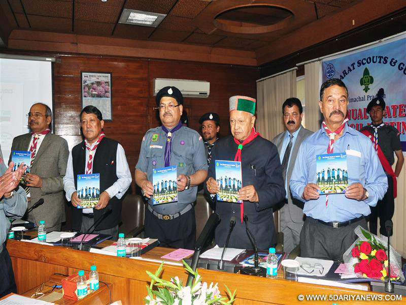 Chief Minister Virbhadra Singh releasing the Annual Report of the Bharat Scouts and Guides State Chapter at Shimla on 8-7-2016.