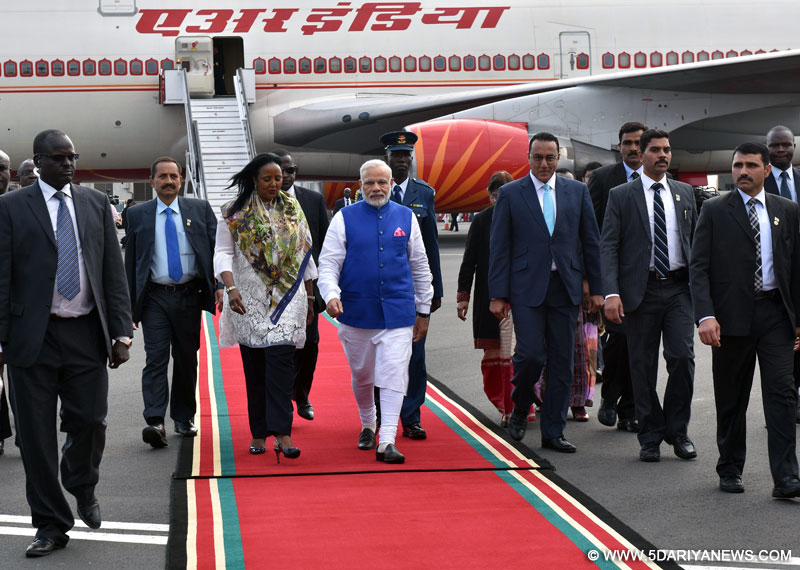 The Prime Minister, Shri Narendra Modi being received on his arrival, at Jomo Kenyatta International Airport, in Nairobi, Kenya on July 10, 2016.