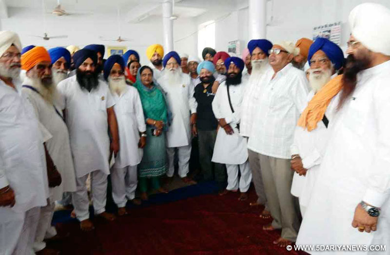 ਖਰੜ ਵਿਖੇ ਮੀਟਿੰਗ ਕਰਨ ਉਪਰੰਤ ਜਥੇਦਾਰ ਉਜਾਗਰ ਸਿੰਘ ਬਡਾਲੀ ਪਾਰਟੀ ਦੇ ਆਗੂਆਂ ਤੇ ਵਰਕਰਾਂ ਨਾਲ।  