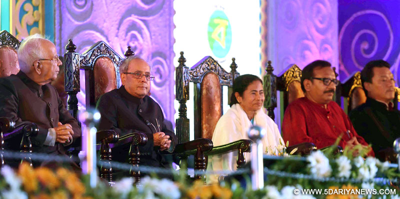 The President, Shri Pranab Mukherjee attending the State Reception being hosted in honour of him, at Chowrasta (The Mall), in Darjeeling, West Bengal on July 12, 2016. The Governor of West Bengal, Shri Keshari Nath Tripathi and the Chief Minister of West Bengal, Ms. Mamata Banerjee are also seen.