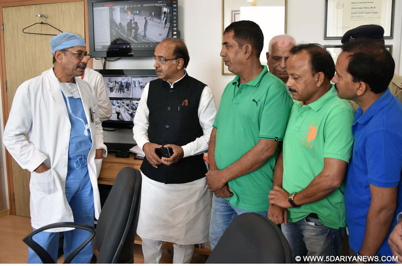 The Minister of State for Youth Affairs and Sports (I/C), Water Resources, River Development and Ganga Rejuvenation, Shri Vijay Goel visited the ailing Hockey legend Mohammad Shahid, who is currently undergoing treatment at a hospital for liver and kidney-related issues, in Gurgaon, Haryana on July 13, 2016. 