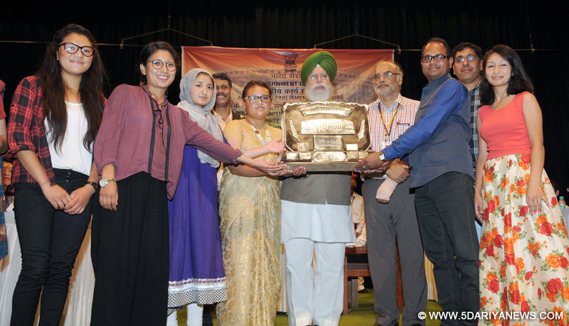 The Minister of State for Agriculture & Farmers Welfare and Parliamentary Affairs, Shri S.S. Ahluwalia with the winners of the 19th National Youth Parliament Competition 2015-16, for Jawahar Navodaya Vidyalayas, in New Delhi on July 13, 2016.