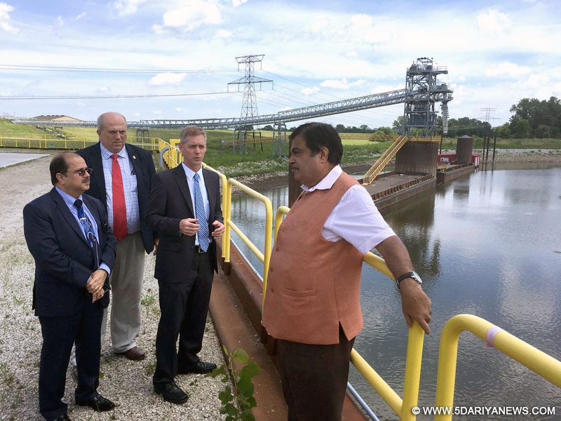 The Union Minister for Road Transport & Highways and Shipping, Shri Nitin Gadkari discussing land port operations with St. Louis Port Authority, in USA on July 14, 2016.