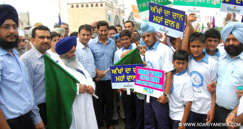 ਜ਼ਿਲ੍ਹਾ ਯੋਜਨਾਂ ਕਮੇਟੀ ਦੇ ਚੇਅਰਮੈਨ ਹਰਭਜਨ ਮਾਨ ਅਤੇ ਡਿਪਟੀ ਕਮਿਸ਼ਨਰ ਵਰੁਣ ਰੂਜ਼ਮ ਅੱਖਾਂ ਦਾਨ ਕਰਨ ਲਈ ਸਕੂਲੀ ਵਿਦਿਆਰਥੀਆਂ ਵੱਲੋਂ ਕੱਢੀ ਗਈ ਜਾਗਰੂਕਤਾ ਰੈਲੀ ਨੂੰ ਹਰੀ ਝੰਡੀ ਦਿਖਾ ਕੇ ਰਵਾਨਾਂ ਕਰਦੇ ਹੋਏ।