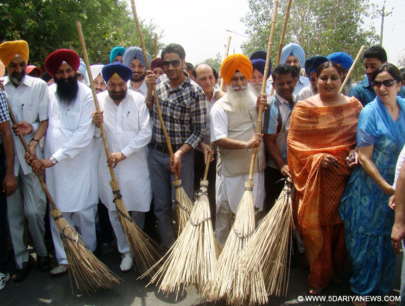 ਜ਼ਿਲ੍ਹਾ ਯੋਜਨਾ ਕਮੇਟੀ ਦੇ ਚੇਅਰਮੈਨ ਹਰਭਜਨ ਮਾਨ ਐਸ.ਏ.ਐਸ.ਨਗਰ ਦੇ ਫੇਜ਼ 11 ਤੋ ਆਰੰਭੀ ਸਫਾਈ ਮੁਹਿੰਮ ਦਾ ਅੰਗਾਜ ਕਰਦੇ ਹੋਏ। ਉਨ੍ਹਾਂ ਨਾਲ ਸਾਬਕਾ ਕੇਂਦਰੀ ਮੰਤਰੀ ਬਲਵੰਤ ਸਿੰਘ ਰਾਮੂਵਾਲੀਆ ਹਲਕਾ ਇੰਚਾਰਜ ਮੋਹਾਲੀ ਵੀ ਦਿਖਾਈ ਦੇ ਰਹੇ ਹਨ।