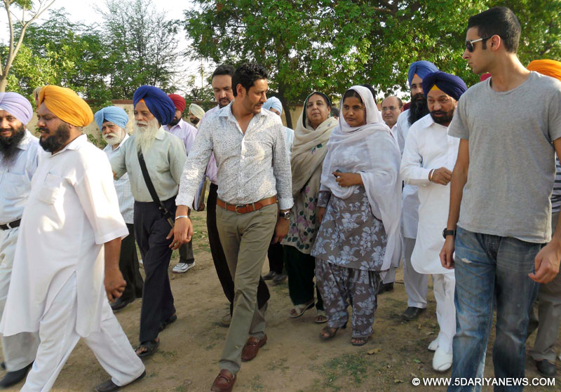 ਜਿਲਾ੍ਹ ਯੋਜਨਾ ਕਮੇਟੀ ਸਾਹਿਬਜਾਦਾ ਅਜੀਤ ਸਿੰਘ ਨਗਰ ਦੇ ਚੈਅਰਮੈਨ ਹਰਭਜਨ ਮਾਨ ਐਸ.ਏ.ਐਸ ਨਗਰ ਸ਼ਹਿਰ ਦੀਆਂ ਪਾਰਕਾਂ ਦਾ ਨਿਰੀਖਣ ਕਰਦੇ ਹੋਏ। ਤਸਵੀਰ ਵਿਚ ਉਨਾਂ੍ਹ ਨਾਲ ਸਾਬਕਾ ਕੇਂਦਰੀ ਮੰਤਰੀ ਬਲਵੰਤ ਸਿੰਘ ਰਾਮੂਵਾਲੀਆ ਵੀ ਨਜ਼ਰ ਆ ਰਹੇ ਹਨ।