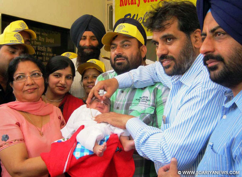 ਮੁੱਖ ਸੰਸਦੀ ਸਕੱਤਰ ਐਨ.ਕੇ. ਸ਼ਰਮਾ ਪਲਸ ਪੋਲੀਓ ਮੁਹਿੰਮ ਦਾ ਉਦਘਾਟਨ ਕਰਦੇ ਹੋਏ।
