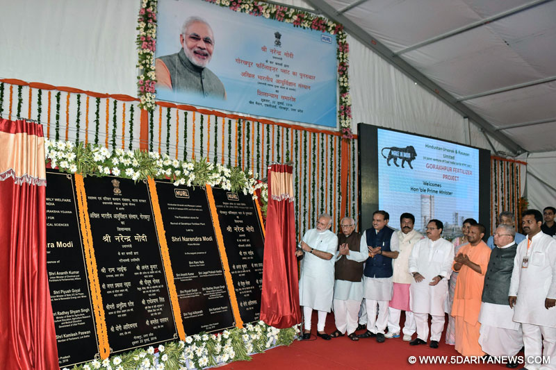 The Prime Minister, Shri Narendra Modi unveiling the foundation stone of the AIIMS Gorakhpur & for the revival of Gorakhpur Fertilizer plant, at Sports Ground, FCI, in Gorakhpur, Uttar Pradesh on July 22, 2016. The Governor of Uttar Pradesh, Shri Ram Naik and the Union Ministers, Shri Ananth Kumar, Shri J.P. Nadda, Shri Kalraj Mishra & Smt. Anupriya Patel and other dignitaries are also seen. 