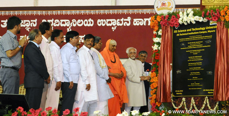 The Vice President, Shri M. Hamid Ansari unveiling the plaque to inaugurate JSS Science and Technology University, in Mysuru on July 23, 2016. The Chief Minister of Karnataka, Shri Siddaramaiah and HH Jagadguru Shri Shivarathi Deshikendra Mahaswamiji are also seen. 