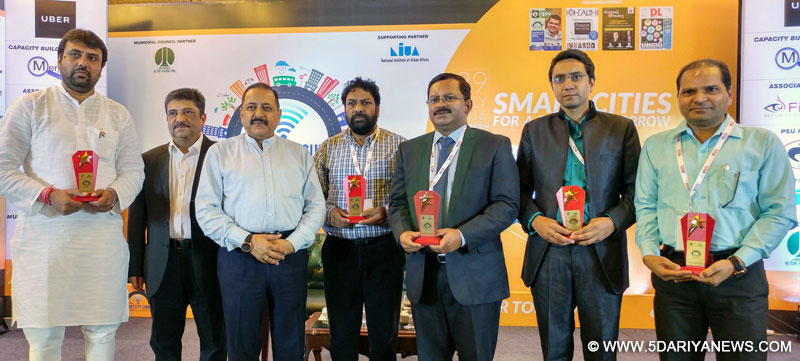 The Minister of State for Development of North Eastern Region (I/C), Prime Minister’s Office, Personnel, Public Grievances & Pensions, Atomic Energy and Space, Dr. Jitendra Singh in a group photograph with the recipients of the Smart City Summit Awards, in New Delhi on July 29, 2016.