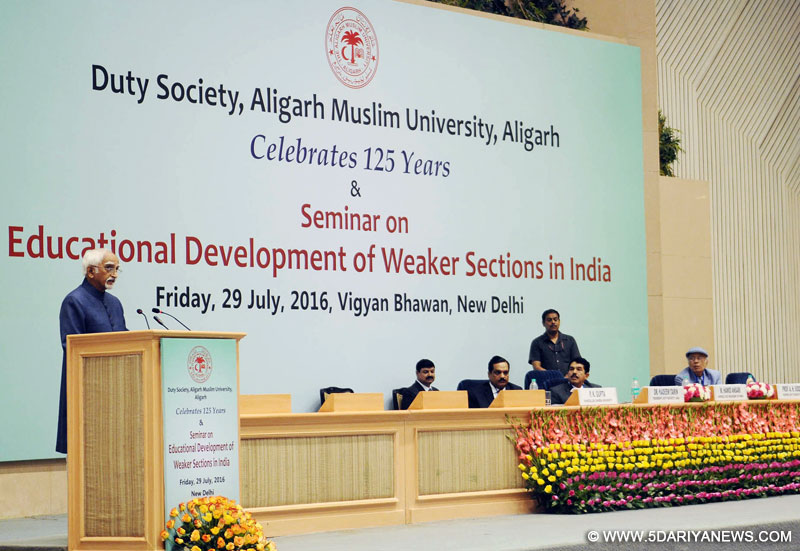 The Vice President, Shri M. Hamid Ansari delivering the inaugural address at the Seminar on Educational Development of Weaker Sections of our Nation, in New Delhi on July 29, 2016. The President of Duty Society, AMU, Dr. Nadeem Tarin and the Chancellor of Sharda University, Shri P.K. Gupta are also seen.