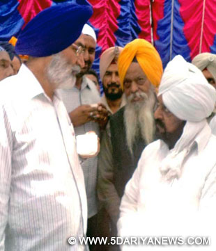 ਪੱਖੋ ਕਲਾਂ ਵਿਖੇ ਸ੍ਰ.ਦਰਬਾਰਾ ਸਿੰਘ ਗੁਰੂ ਤੇ ਵਿਧਾਇਕ ਭੰਦੋੜ ਜਨਾਬ ਮੁਹੰਮਦ ਸਦੀਕ ਆਪਸੀ ਗੱਲਬਾਤ ਕਰਦੇ ਹੋਏ।