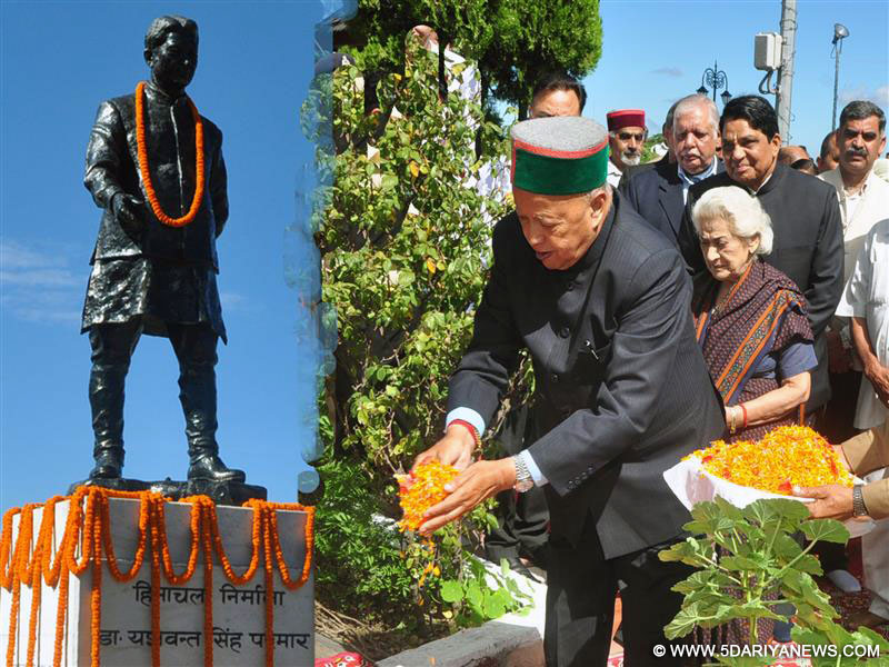 Chief Minister Shri Virbhadra Singh offering floral tributes to Dr. Y.S. Parmar on his 110th birth anniversary at the Ridge in Shimla on 4 August 2016