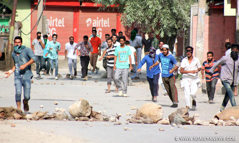 Protesters pelt stones on security personnel in Srinagar on Aug 5, 2016.