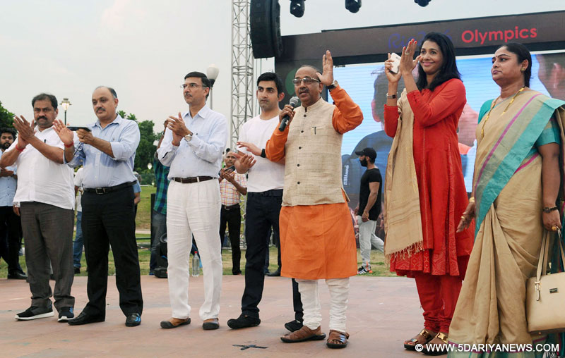 युवा एवं खेल राज्य मंत्री,(स्वतंत्र प्रभार) और जल संसाधन, नदी विकास और गंगा संरक्षण राज्य मंत्री श्री विजय गोयल 05 अगस्त, 2016 को नई दिल्ली में ओलंपिक खेलों पर आयोजित प्रदर्शनी के लोकार्पण और रियो खेल के सीधे प्रसारण के बाद संबोधित करते हुए। इस अवसर पर युवा एवं खेल मंत्रालय के सचिव श्री राजीव यादव, एथलीट अंजू बॉबी जार्ज और क्रिकेटर गौतम गंभीर भी उपस्थित हैं। (पीएस/पीआईबी/हिन्दी इकाई)  The Minister of State for Youth Affairs and Sports (I/C), Water Resources, River Development and Ganga Rejuvenat