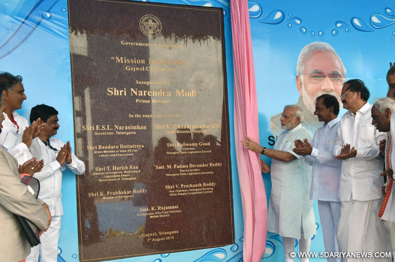 The Prime Minister, Shri Narendra Modi unveiling the plaque for launch of the Mission Bhagiratha, in Telangana on August 07, 2016. The Union Minister for Urban Development, Housing & Urban Poverty Alleviation and Information & Broadcasting, Shri M. Venkaiah Naidu, the Chief Minister of Telangana, Shri K. Chandrasekhar Rao and the Minister of State for Labour and Employment (Independent Charge), Shri Bandaru Dattatreya are also seen. 