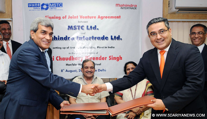The Union Minister for Steel, Shri Chaudhary Birender Singh witnessing the signing ceremony of the Joint Venture Agreement between MSTC Ltd. and Mahindra Intertrade Ltd. for setting up of first Auto Shredding Plant in India, in New Delhi on August 08, 2016.