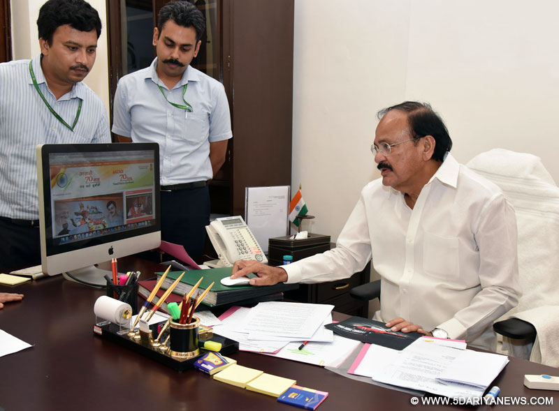 The Union Minister for Urban Development, Housing & Urban Poverty Alleviation and Information & Broadcasting, Shri M. Venkaiah Naidu launching the special webpage, developed by Press Information Bureau on Festival of Independence, 2016, in New Delhi on August 10, 2016.