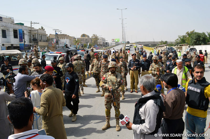  Pakistani soldiers and journalists gather at the blast site in southwest Pakistan